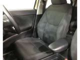高いホールド性で運転姿勢が安定します。長距離ドライブでも疲れにくいのが魅力です。快適なドライビングライフをお送りください♪