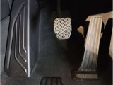 【ペダル】BMWはオルガン式アクセルペダルを採用しています。踏み込む足とペダルが同じ軌跡を描くため、かかとがずれにくく、アクセルコントロールがよりしやすくなるメリットがあります。