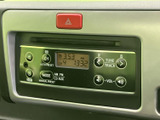 ラジオやCDなどの選択表示と、音量・選局のボタンがまとまったオーディオです。表示と操作部がひと目で分かりやすく、日常の音楽再生にも活用できます。