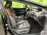 運転席まわりを見渡しやすく、前方の視界もすっきりと確保されています。身体を支える形状のシートや落ち着いた色合いで、毎日の乗り降りも心地よく過ごせます。