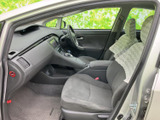 助手席側からも運転席まわりを見渡せる開放的な室内で、前席はゆったりとした座り心地です。足元にはマットが敷かれ、同乗者にも落ち着いて過ごしていただける空間です。