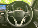 握りやすい形状のステアリングを採用し、運転席からメーター類やナビ画面も確認しやすいレイアウトです。各操作部が手の届く範囲にまとまり、日常の運転を支えます。