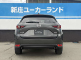 安定感のあるワイドなフォルムが魅力。シャープなテールランプと立体的なバンパーが、都会的でスポーティな印象を与えます。後続車にも強い個性をアピールします。