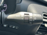 【オートライト(AUTO)】外の明るさをシステムが感知して、自動でヘッドライトが点灯します。ヘッドライトをつけ忘れを防ぐ便利機能です。