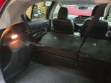 後部座席を倒した状態で、荷室の照明も付いているので、荷物の積み下ろしもスムーズです。黒いシートでまとまった空間を、ぜひご覧くださいね。