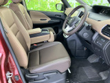 ベージュとブラウンを組み合わせたシートが、落ち着いた車内空間を演出します。運転席からは前方や左右の窓を通して周囲を確認しやすく、ゆったりとした座面で日常の移動も快適に過ごせます。