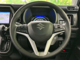 左右にスイッチを備え、運転姿勢を保ちながら手元で各種操作にアクセスしやすい仕様です。メーターの視認を妨げにくい配置で、運転に集中しやすい点も魅力。握りやすい形状で、毎日の移動を快適にサポートします。