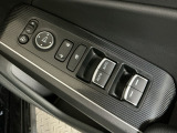 運転席のスイッチで全てのウィンドウの開閉操作を行うことができます。ロックボタンをONにしておくと、運転席以外のウィンドウは作動しないのでお子様を乗せているときなども安心ですね♪