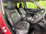 運転席まわりには十分なスペースがあり、大柄な方でもゆったり運転していただける環境です。