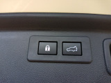 【パワーテールゲート】スマートキーのリモコンまたは運転席ドア・テールゲートのスイッチ操作で自動的に開閉します。女性の方でも楽々開閉出来て、とても便利です
