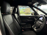 運転席の画像です。足元やシートまわりに余裕があり、リラックスした姿勢で運転が可能です。視界も良好で操作系へのアクセスもしやすく、快適で安心感のあるドライブをサポートします。