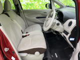 明るい色合いのシートとドア内張りで、運転席まわりに開放感があります。前方や側方を見渡しやすい室内で、乗り込んだ際も落ち着いて過ごせます。