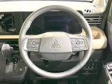 インテリアに合わせたデザインのステアリングは、運転される方のことも考え、運転しやすい形状、大きさです。是非一度、実際に触ってお確かめください。