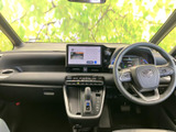運転席から前方を見渡しやすいレイアウトで、周囲の確認もしやすい印象です。画面やメーター類が視線の届く位置にまとまり、日々の運転を落ち着いて始められます。