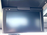 【フリップダウンモニター】大画面モニターで後席でもエンタメをお楽しみいただけます。小さなお子様にも大人気の装備です♪