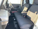 前席まわりは見通しがよく、運転席から前方を確認しやすい配置です。シートにはゆったり座れる印象があり、足元も広く、日常の移動を快適に支えます。