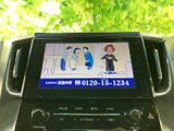 テレビ映像を画面で楽しめる装備です。停車中の待ち時間などに視聴でき、同乗者とのひとときにも活用できます。画面はセンターに配置され、車内から確認しやすい位置です。