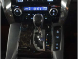 夜間走行でも安心のLEDへッッドライト搭載車です。とても明るく白い光で照らします。この装備も人気のアイテムですね