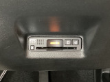 スマートキーを装備しています。鍵を差し込むことなくドアロックの開け閉めと、スタートボタン操作でのエンジンスタートができます。スペアキーも同じものを用意しております。