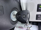 たとえばダイハツのお店にある、たくさんのスマアシ搭載車は、正常に作動する事をしっかり確認します。
