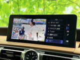 停車中にテレビ番組を視聴でき、待ち時間も車内で過ごしやすい装備です。チャンネル一覧も画面に表示されるため選局状況を確認しやすく、休憩時などに便利にお使いいただけます。