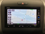 車内は光触媒抗菌消臭施工済です。インパネ周りはスタイリッシュなデザインで機能や装備も充実しています。グローブボックスやカップホルダーのほかにトレーなどたくさんの収納スペースが付いています。