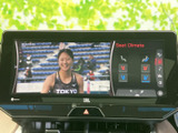 停車時にテレビ映像を楽しめる画面を備えています。映像表示と空調関連の項目が同じ画面内に並び、目的に応じて表示を確認しやすい構成となっています。