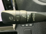 表示が見やすく、運転席から必要な操作を確認しやすいレバーです。天候に応じて使う機能を手元で扱えるため、雨の日の運転時にも役立つ実用的な装備となっています。