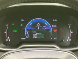 速度やシフト位置、燃料残量などの情報がまとまり、運転中も必要な表示を確認しやすい構成です。中央の画面も見やすく、日々の運転を支えます。