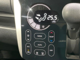 【オートエアコン】一度お好みの温度に設定すれば、車内の温度を検知し風量や温度を自動で調整。暑い&hellip;寒い&hellip;と何度もスイッチ操作をする必要はありません。快適な車内空間には必須の機能ですね♪