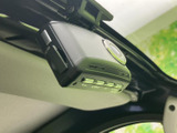フロントガラス上部には機器が取り付けられ、スイッチ類も確認できます。運転席まわりの装備として、日常の運転時に必要な操作を手元で行える構成です。
