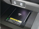 ◆ワイヤレス充電器◆ワイヤレス充電対応のスマートフォンを置くだけで充電が可能でとても便利な機能です。