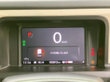 速度やシフト位置、燃料残量などの情報がまとまって表示され、運転に必要な確認をしやすいレイアウトです。警告表示も視線を向けた際に把握できます。