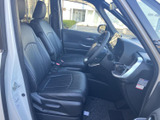 運転席と助手席は、ゆったりとした座面と頭部を支えるヘッドレストを備えた落ち着きのある空間。前方の視界も広く、乗り降りの際にも室内の様子を確認しやすい配置です。