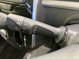 レバーに表示されたマークから設定を確認しやすく、運転席から手元の操作部を把握しやすい配置です。天候の変化に合わせて使う装備へすぐ手が届き、日常の運転を支えます。