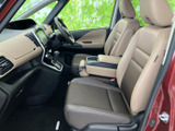 ベージュを基調としたシートと、すっきりまとまった運転席まわりが落ち着いた印象です。前方や左右の窓から周囲を見渡せる視界があり、助手席の方もゆったり座って移動を楽しめます。