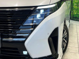 【LEDヘッドライト】悪天候や夜間走行時も良好な視界を確保し安心して運転できる高輝度LEDヘッドライトを装備!点灯速度が早く、消費電力も抑えられています。