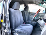 運転席まわりには十分なスペースがあり、大柄な方でもゆったり運転していただける環境です。