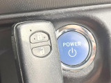 【スマートキー】カバンやポケットに入れたままでもドアの施錠・解錠が可能なスマートキーを装備。エンジンのオン・オフ時もカギを取り出す必要が無いからとっても便利です♪