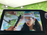 テレビ映像を楽しめる画面を備え、停車中の待ち時間も過ごしやすくなります。見やすい大きさのディスプレイで、映像や番組を停車時にお楽しみいただけます。