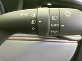 レバーには各種表示があり、操作内容を手元で確認しやすい構成です。ステアリング脇に配置されているため、運転姿勢を保ちながら必要な操作へ移りやすく、日常使いにも便利です。