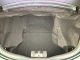 荷室の床面から側面までカーペット調の内張りで覆われ、荷物を積み込むスペースを見渡しやすい造りです。開口部も広く、日常の荷物の出し入れや旅行時の積載をイメージしやすい空間です。
