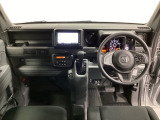 車内は光触媒抗菌消臭施工済です。インパネ周りはスタイリッシュなデザインです。グローブボックスやカップホルダーのほかにトレーなどたくさんの収納スペースが付いています。
