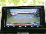 後方の映像とガイド線を画面で確認でき、駐車時の周囲確認をサポートします。車両周辺を直接確認する習慣とあわせて、バック時の目安として活用できます。