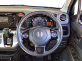 ステアリングスイッチでオーディオ各種操作が可能で、運転に集中できます。安心・安全・快適なドライブをお楽しみいただけます。