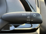 【オートライト(AUTO)】外の明るさをシステムが感知して、自動でヘッドライトが点灯します。ヘッドライトをつけ忘れを防ぐ便利機能です。