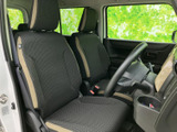 前席は落ち着いた色柄のシートで、明るい差し色が車内のアクセントになっています。視界が広く、運転席から前方や周囲を確認しやすい配置で、毎日の移動も心地よくお使いいただけます。
