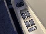 【電動格納ミラー】サイドミラーは電動格納式となっており、狭い駐車場でもキズがつくリスクを抑えられます。