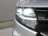ハイビームで走行中、対向車を検知し操作することなく部分的に遮光する、ADB(アダプティブドライビングビーム)を装備。対向車に眩しい思いをさせることなく、ハイビームの視認性を確保します。