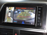 クルマの真上から見ているかのような映像によって、周囲の状況を知ることで、駐車を容易に行うための支援技術です。